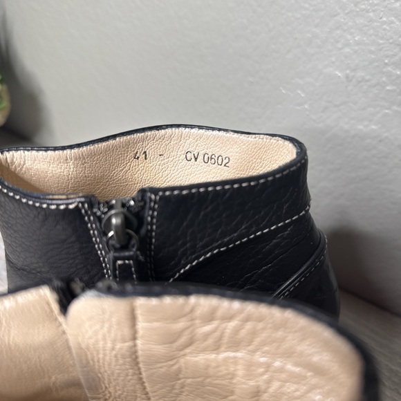 DIOR VTG BLACK LEATHER ANKLE “D” CHARM HIGH HEEL BOOTS 41 MADE IN ITALY - Picture 4 of 8